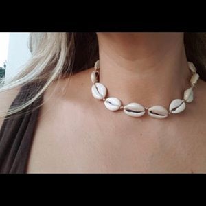 white shell necklace/choker